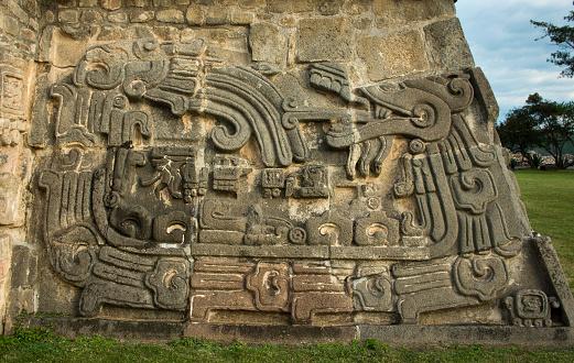 A Serpente Emplumada está presente em muitos monumentos dos povos mesoamericanos. (Fonte: GettyImages/ Reprodução)