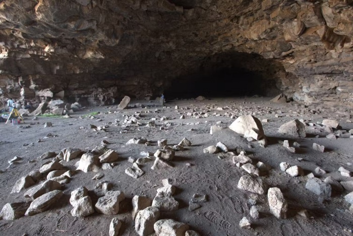 Entrada da caverna. (Fonte: PLOS ONE/Reprodução)