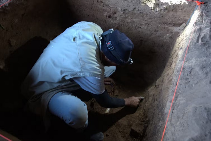 Trabalho de escavação na caverna. (Fonte: Universidade Griffith/Divulgação)