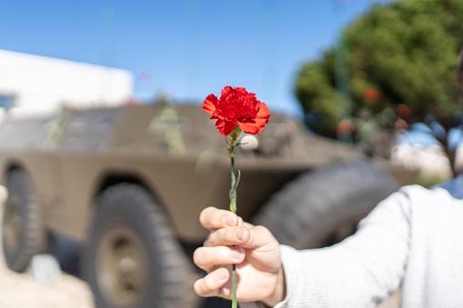 Os cravos foram dados aos militares que participaram da revolução para comemorar o fim da ditadura. (Fonte: Getty Images/Reprodução)