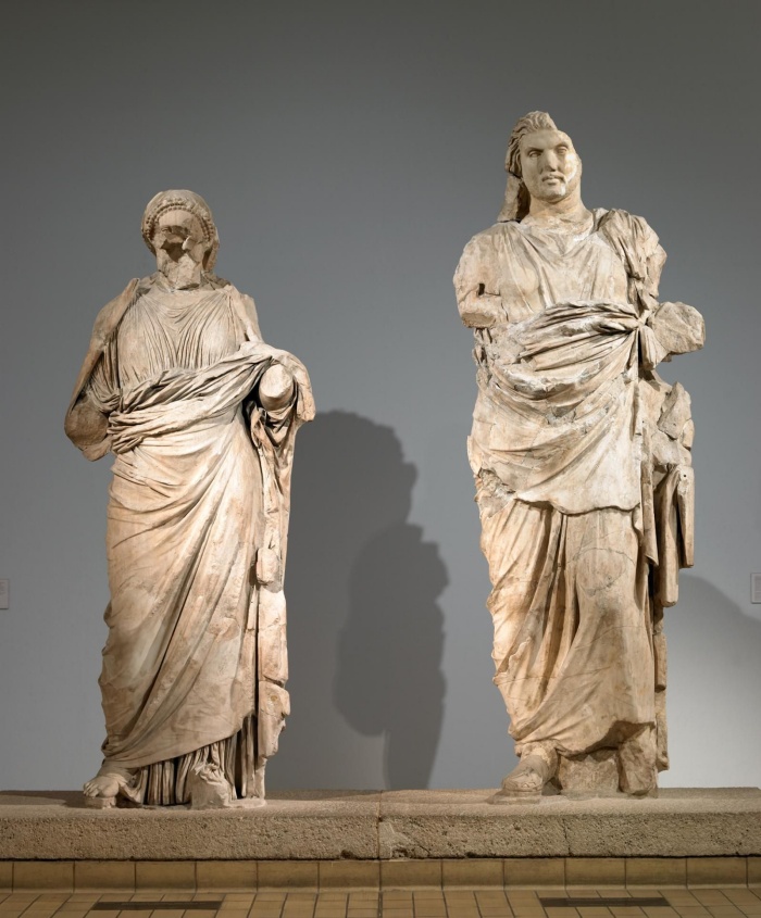 Estátuas de Artemísia e Mausolo recuperadas nas ruínas do mausoléu. (Fonte: Museu Britânico/Divulgação)