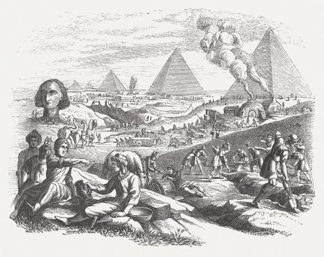 A construção das pirâmides contou com trabalho qualificado, apontam os especialistas. (Fonte: GettyImages/ Reprodução) 