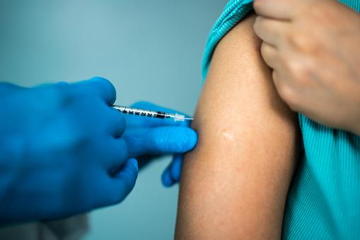 Pesquisadores acreditam que novas vacinas serão a solução para combater superbactérias. (Fonte: GettyImages)