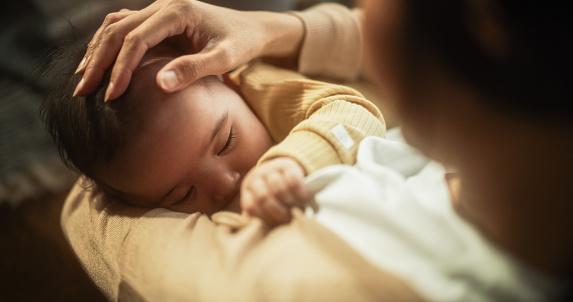 Mães precisam de suporte e um bom preparo emocional para oferecer leite de qualidade ao bebê. (Fonte: Getty Images/Reprodução)