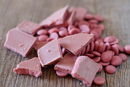 O chocolate rosa está disponível em lojas especializadas. (Fonte: Getty Images/Reprodução)