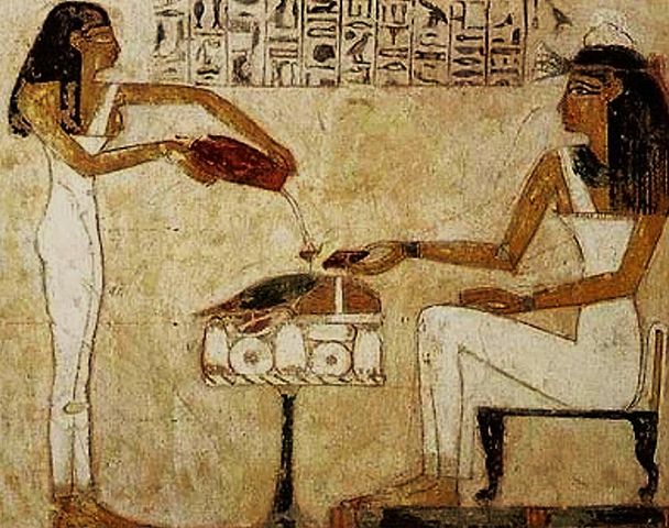 No Egito Antigo já se fabricava uma espécie de cerveja. (Fonte: Wikimedia Commons/Reprodução)