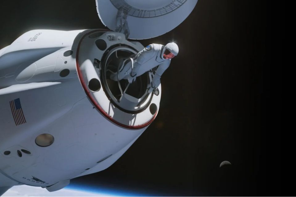 SpaceX apresenta novo traje para a primeira caminhada espacial privada