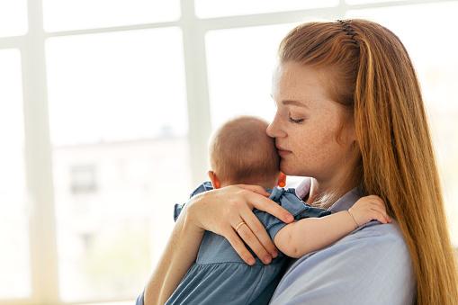 Acesso a grande quantia de informações faz com que as mães se cobrem ainda mais. (Fonte: Getty Images/Reprodução)