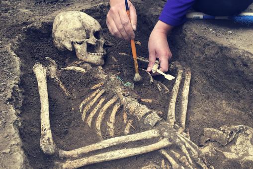 Ossadas de neandertais revelaram que eles praticavam rituais fúnebres. (Fonte: Getty Images/Reprodução)