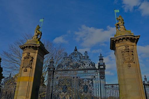 O portão de entrada do Palácio de Holyroodhouse, em Edimburgo, é guardado por uma escultura de unicórnio em pedra. (Fonte: Getty Images/Reprodução)