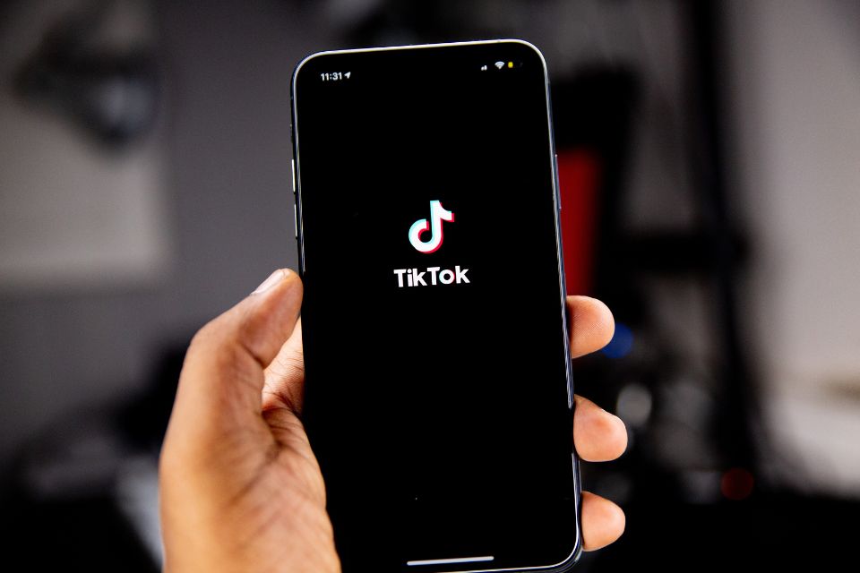 TikTok irá sinalizar automaticamente se conteúdos foram feitos por IA