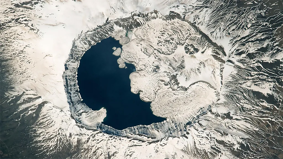 Vulcão Monte Nemru com cratera 'yin-yang' é fotografado do espaço pela ISS