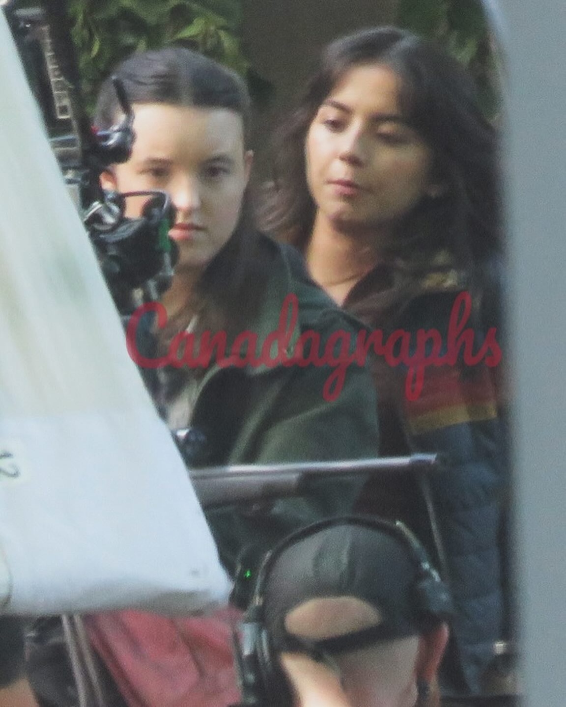 Ellie e Dina no set da segunda temporada da série de The Last of Us.