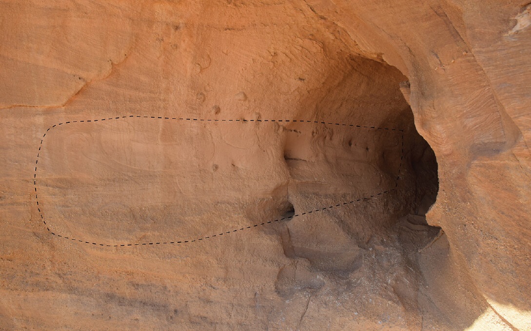 Caverna onde foi encontrada a arte rupestre no deserto de Atbai. (Fonte: Julien Cooper et al/ Divulgação) 