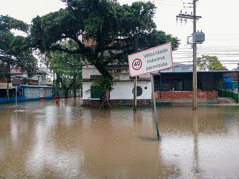 Enchentes costumam causar diversos transtornos aos habitantes de uma cidade. (Fonte: Getty Images/Reprodução)
