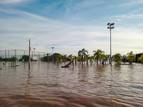 Uma inundação pode se referir a qualquer situação em que uma área é coberta por água. (Fonte: Getty Images/Reprodução)