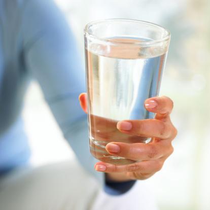 Uma quadro de desidratação pode resultar em muitas mudanças na forma como a urina se apresenta. (Fonte: Getty Images/Reprodução)