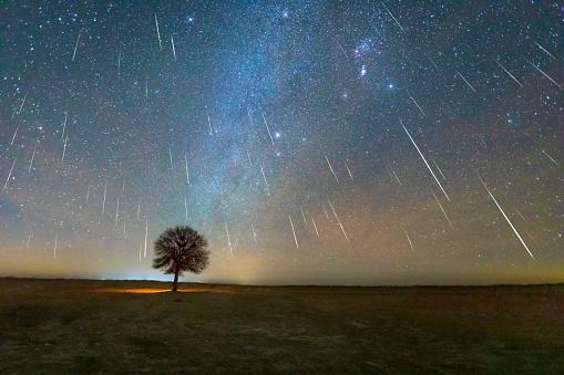 Nada como olhar um bela chuva de meteoros cruzando o céu. (Fonte: GettyImages/ Reprodução)