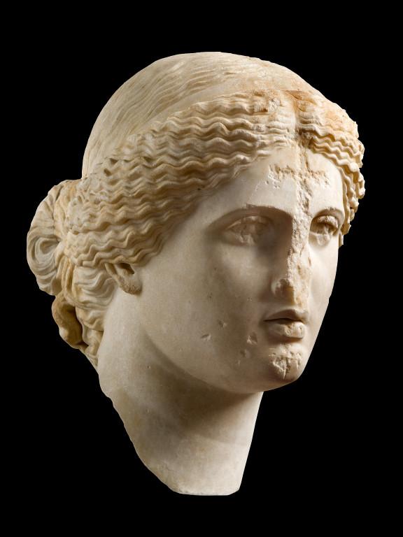 A cruz esculpida na testa de Afrodite pode dar pistas de quem quebrou o nariz.