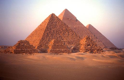 Após secas severas, pirâmides do Egito teriam ficado isoladas em região desértica. (Fonte: GettyImages)