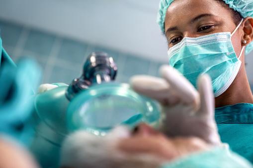 Após muitos anos de desenvolvimento de pesquisas, anestesia geral não é mais tão perigosa como no passado. (Fonte: GettyImages)