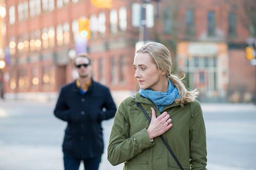 Um assediador pode aparecer nos lugares que você frequenta e fazer parecer que é uma coincidência. (Fonte: GettyImages/ Reprodução)