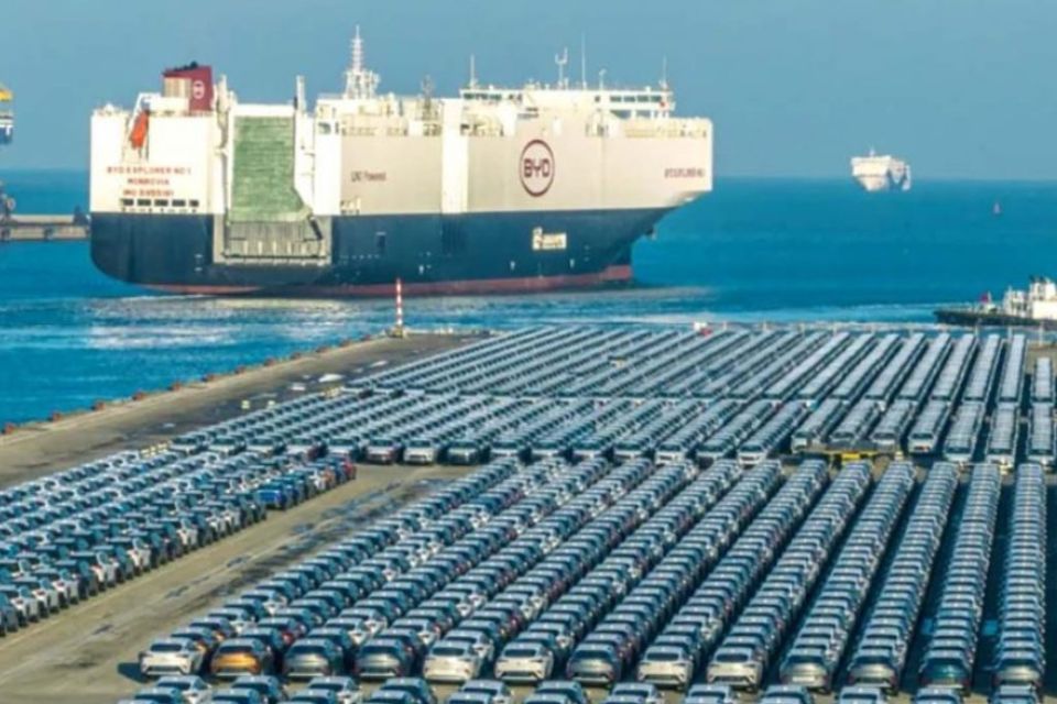 Brasil recebe navio próprio da BYD com capacidade de levar 7 mil carros