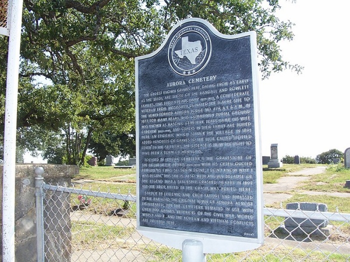 Placa no cemitério de Aurora menciona o suposto incidente ufológico. (Fonte: Wikimedia Commons)