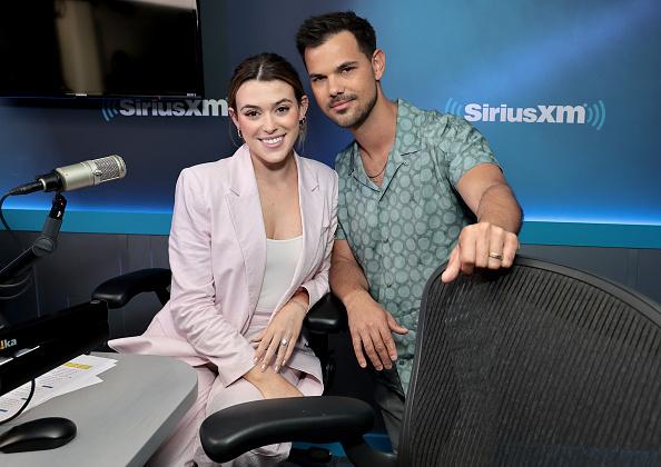 Taylor Lautner e sua esposa apresentam um podcast juntos.