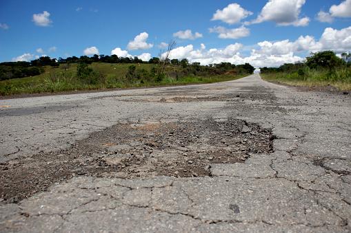 Em alguns casos, a camada de asfalto é totalmente destruída. (Fonte: Getty Images/Reprodução)