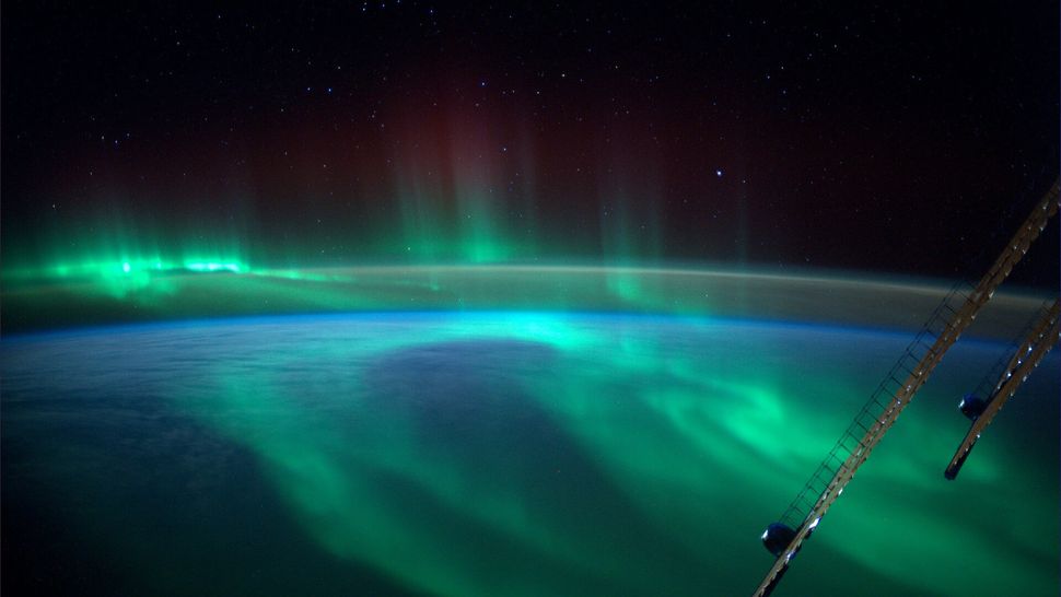 A imensidão azul do nosso planeta sob a dispersão da aurora. (Fonte: Live Science, ESA/ Divulgação)