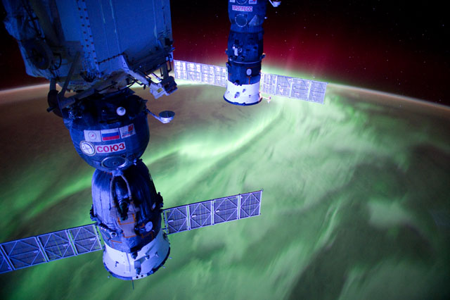 ISS viaja sobre uma aurora vibrante. (Fonte: Nasa/ Divulgação) 