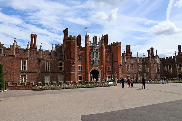 Londres possui vários locais que serviram para as filmagens, como o Palácio Hampton Court. (Fonte: Wikimedia Commons / Reprodução)