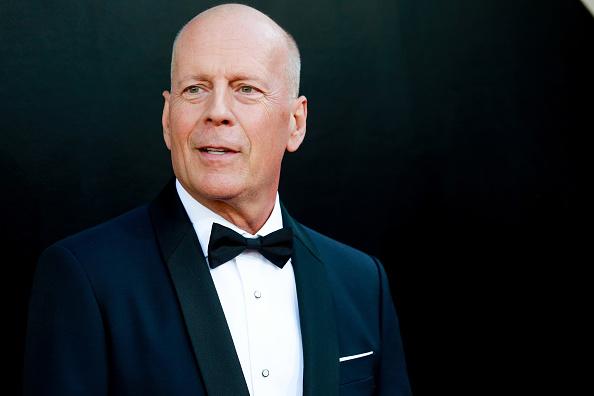 É preciso descobrir novas formas de tratar doenças como a afasia, que acomete o ator Bruce Willis. (Fonte: GettyImages/ Reprodução)