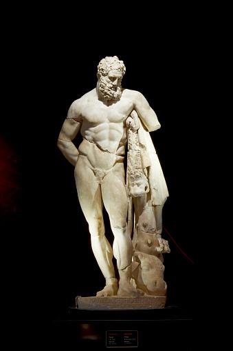 As est&aacute;tuas da Gr&eacute;cia Antiga mostram o padr&atilde;o de beleza e for&ccedil;a f&iacute;sica admirado na &eacute;poca. (Fonte: Getty Images/Reprodu&ccedil;&atilde;o)