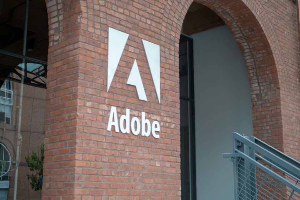 Novos termos de serviço da Adobe irritam assinantes por possível uso de IA