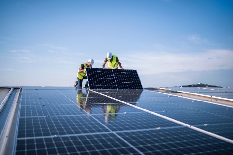 Parques solares com painéis montados no solo podem reduzir custos em até 20%
