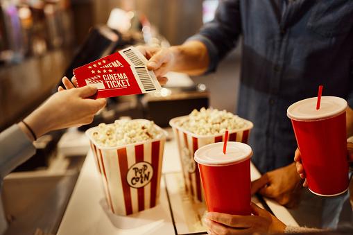 Prefira quantidades menores de refrigerante antes de entrar em um sessão longa de cinema. (Fonte: GettyImages/Reprodução)