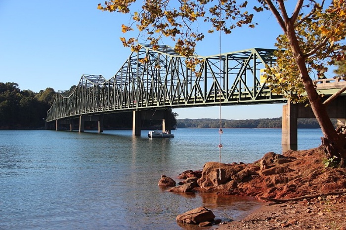 A ponte sobre o rio é uma das principais áreas de acidentes na região. (Fonte: Wikimedia Commons)