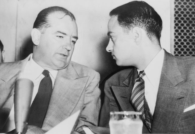 Senador McCarthy e o advogado Roy Cohn levaram a cabo perseguição a supostos comunistas. (Fonte: Wikimedia Commons / Reprodução)