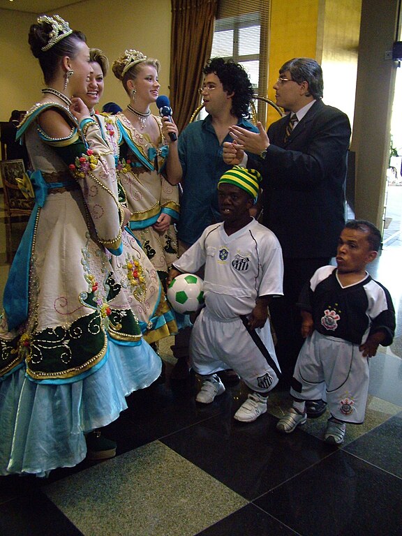 No Brasil, tendência das brincadeiras com tapa na cabeça foi popularizada pelo humorístico Pânico na TV. (Fonte: Wikimedia Commons / Reprodução)