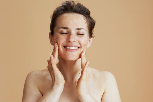 O peeling de fenol é recomendado para pessoas de pele clara. (Fonte: Getty Images/Reprodução)