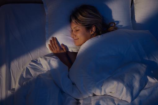 A técnica contribui para o relaxamento e um sono tranquilo. (Fonte: Getty Images/Reprodução)