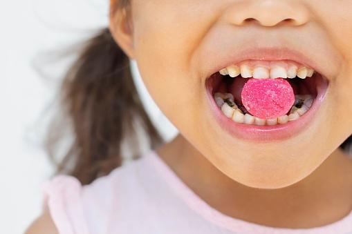 Crianças pequenas correm mais risco se engolirem o doce. (Fonte: Getty Images/Reprodução)