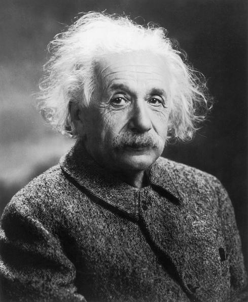 Pela equação E=mc², de Einstein, um fóton massivo teria energia "infinita". 