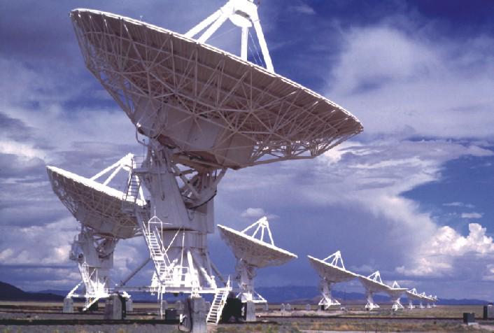 Radiotelescópios podem ser utilizados para detectar ondas de rádio de possíveis fontes artificiais no Universo.