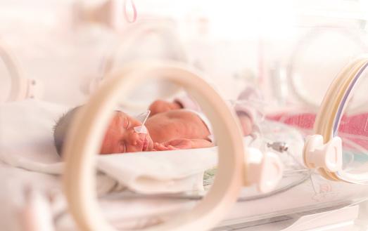 A exposição ao calor extremo durante a gestação aumenta o risco de parto prematuro. (Fonte: Getty Images/Reprodução)