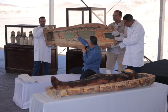A tampa tem outros desenhos menores. (Fonte: Ministério do Turismo e Antiguidades do Egito/Divulgação)