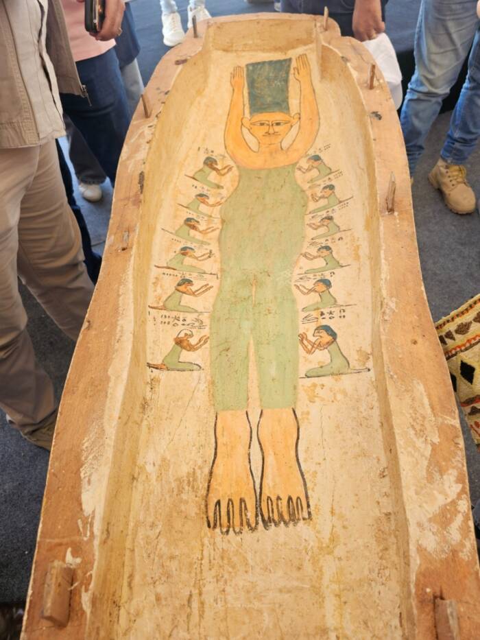 A curiosa pintura está na tampa do sarcófago. (Fonte: Ministério do Turismo e Antiguidades do Egito/Divulgação)