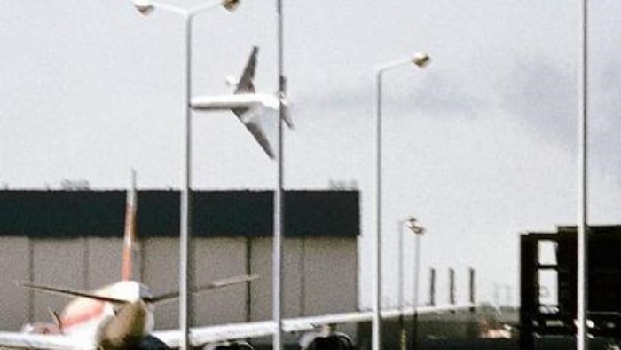 O avião McDonnell Douglas DC-10 se inclinando após a perda do motor. (Fonte: Wikimedia Commons)